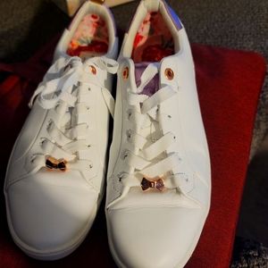 Ted Baker white floral shoe with floral decor